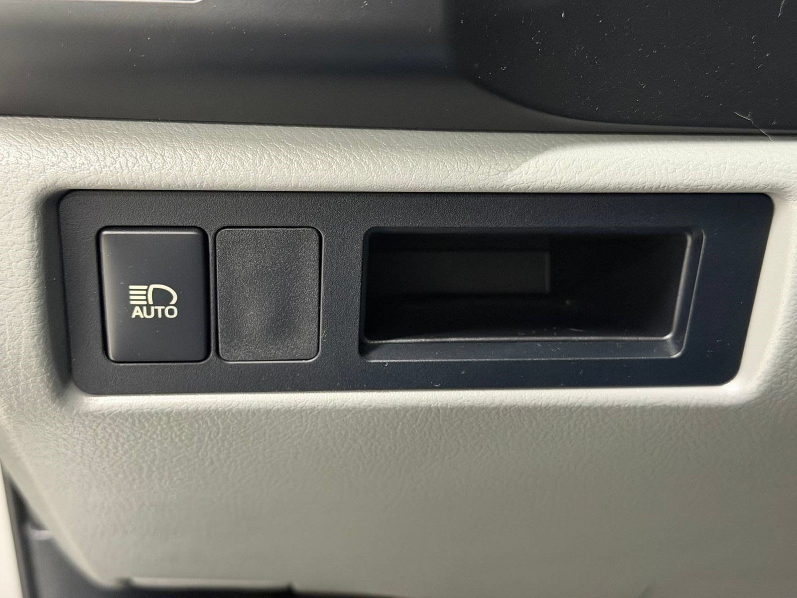 Used 2019 Toyota Sequoia SR5 AWD/4WD image 21