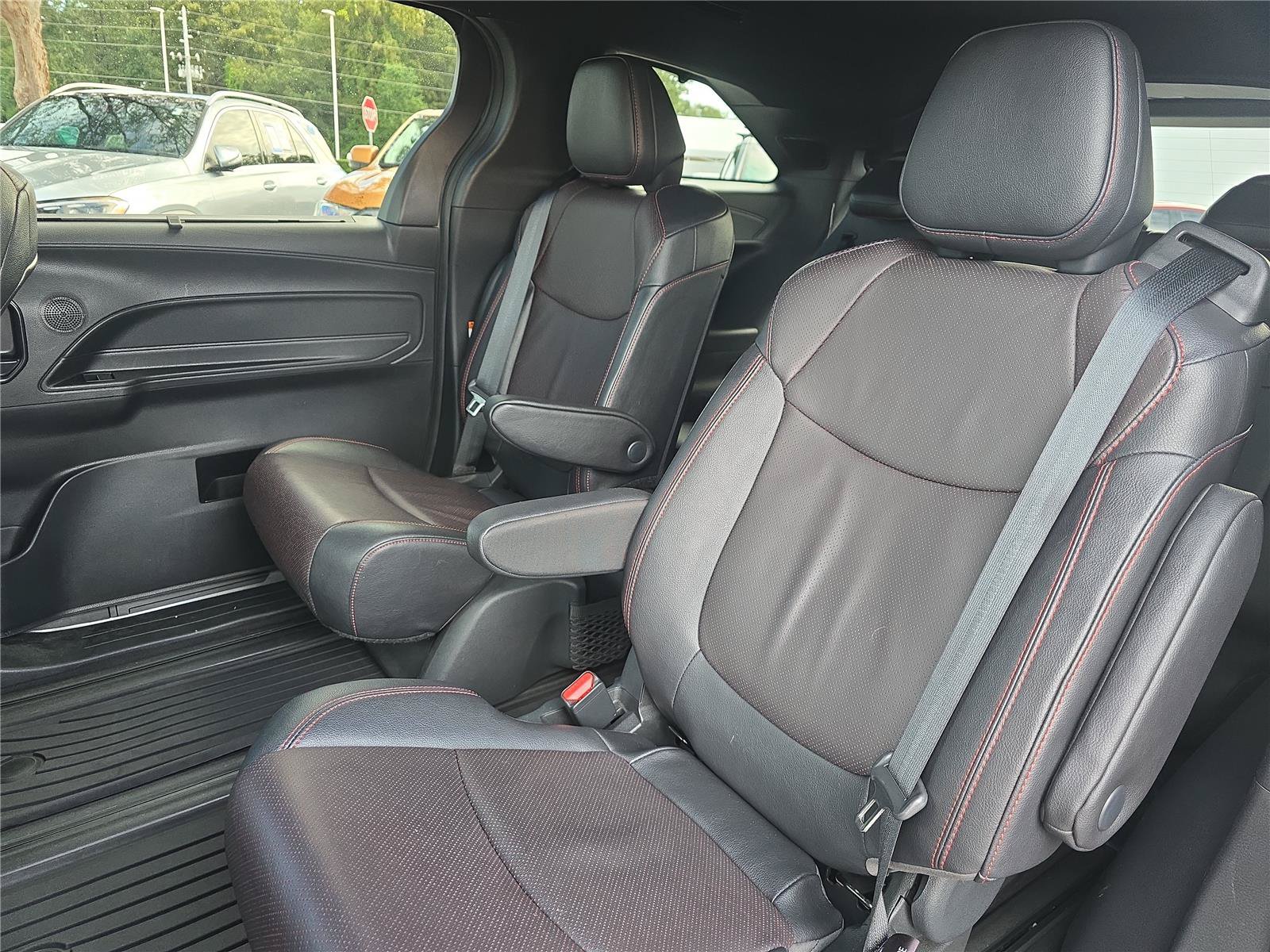 Used 2025 Toyota Sienna XSE w/ XSE Premium Package FWD image 12