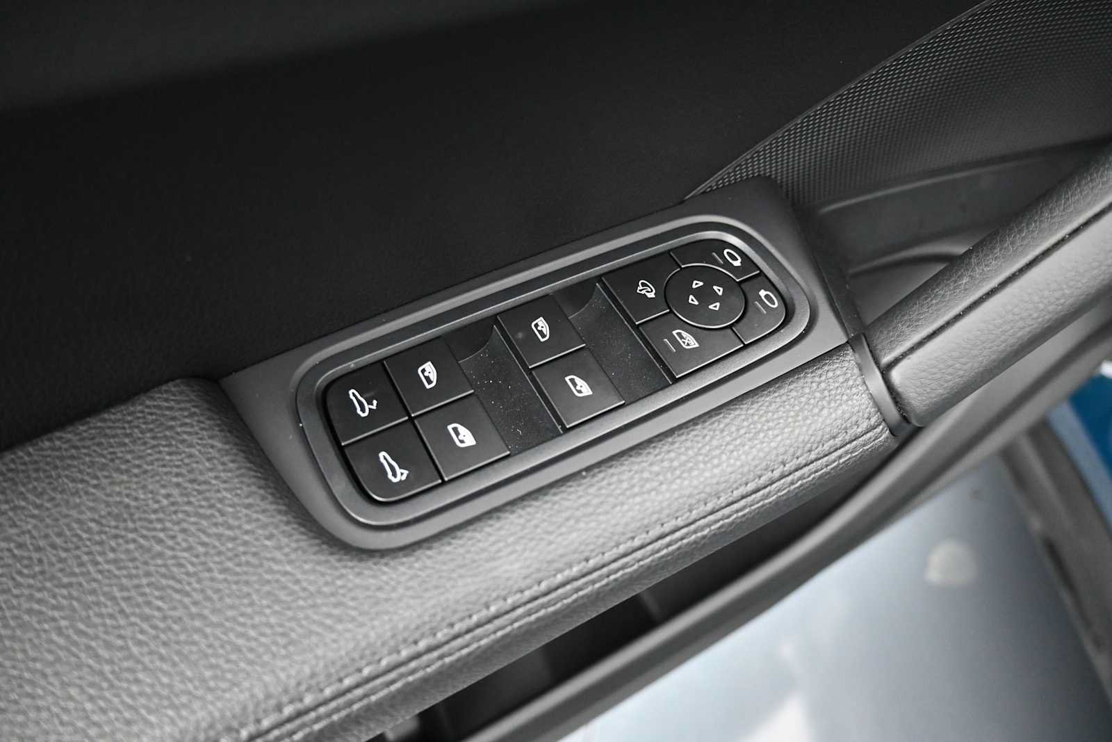 Certified 2025 Porsche Cayenne Coupe AWD/4WD image 8