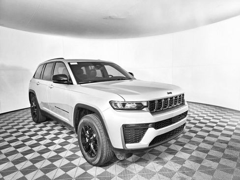 New 2026 Jeep Grand Cherokee Altitude image 3