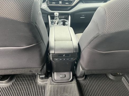Used 2024 Toyota Highlander LE AWD/4WD image 32