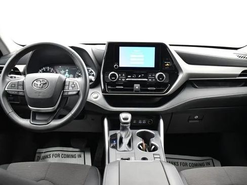 Used 2025 Toyota Highlander LE FWD image 19