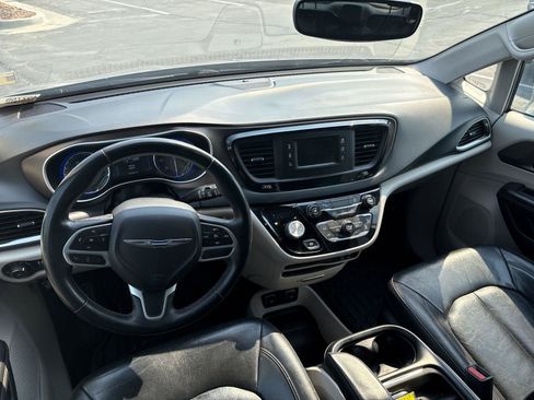 Used 2017 Chrysler Pacifica Touring-L FWD image 22