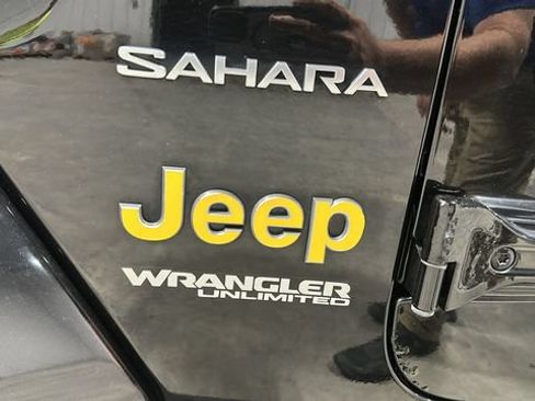 Used 2018 Jeep Wrangler Unlimited Sahara AWD/4WD image 30