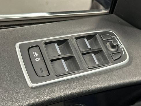 Used 2019 Jaguar F-PACE Premium image 15