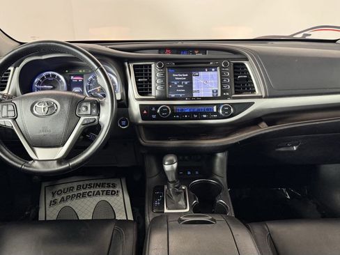 Used 2018 Toyota Highlander XLE AWD/4WD image 37
