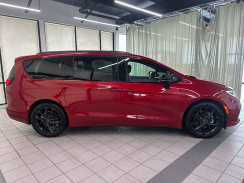 Used 2026 Chrysler Pacifica Limited w/ S Appearance Package FWD image 3