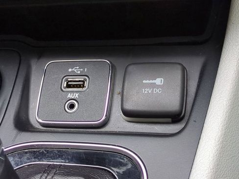 Used 2019 Jeep Cherokee Limited image 32