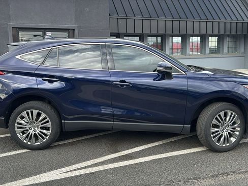 Used 2023 Toyota Venza Limited image 2