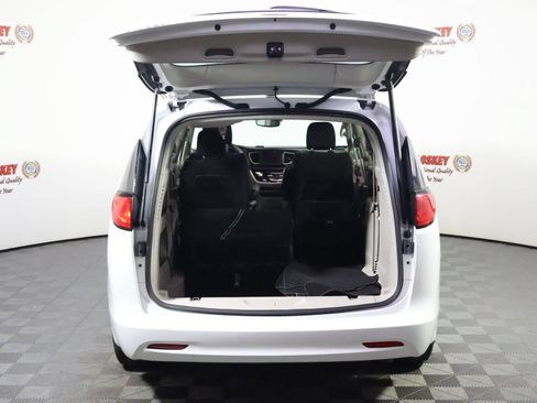 Used 2023 Chrysler Voyager LX FWD image 11