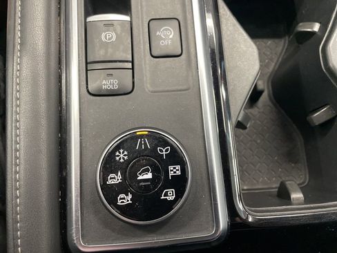 Used 2023 Nissan Pathfinder SL AWD/4WD image 13