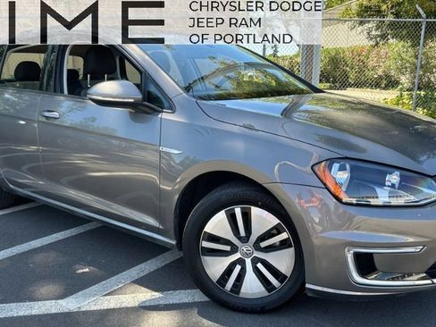 Used 2016 Volkswagen e-Golf SE FWD image 1