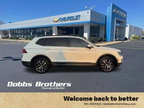 Used 2021 Volkswagen Tiguan SE w/ Panoramic Sunroof Package FWD image 9