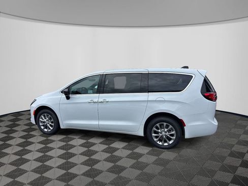 New 2027 Chrysler Pacifica Select AWD/4WD image 2