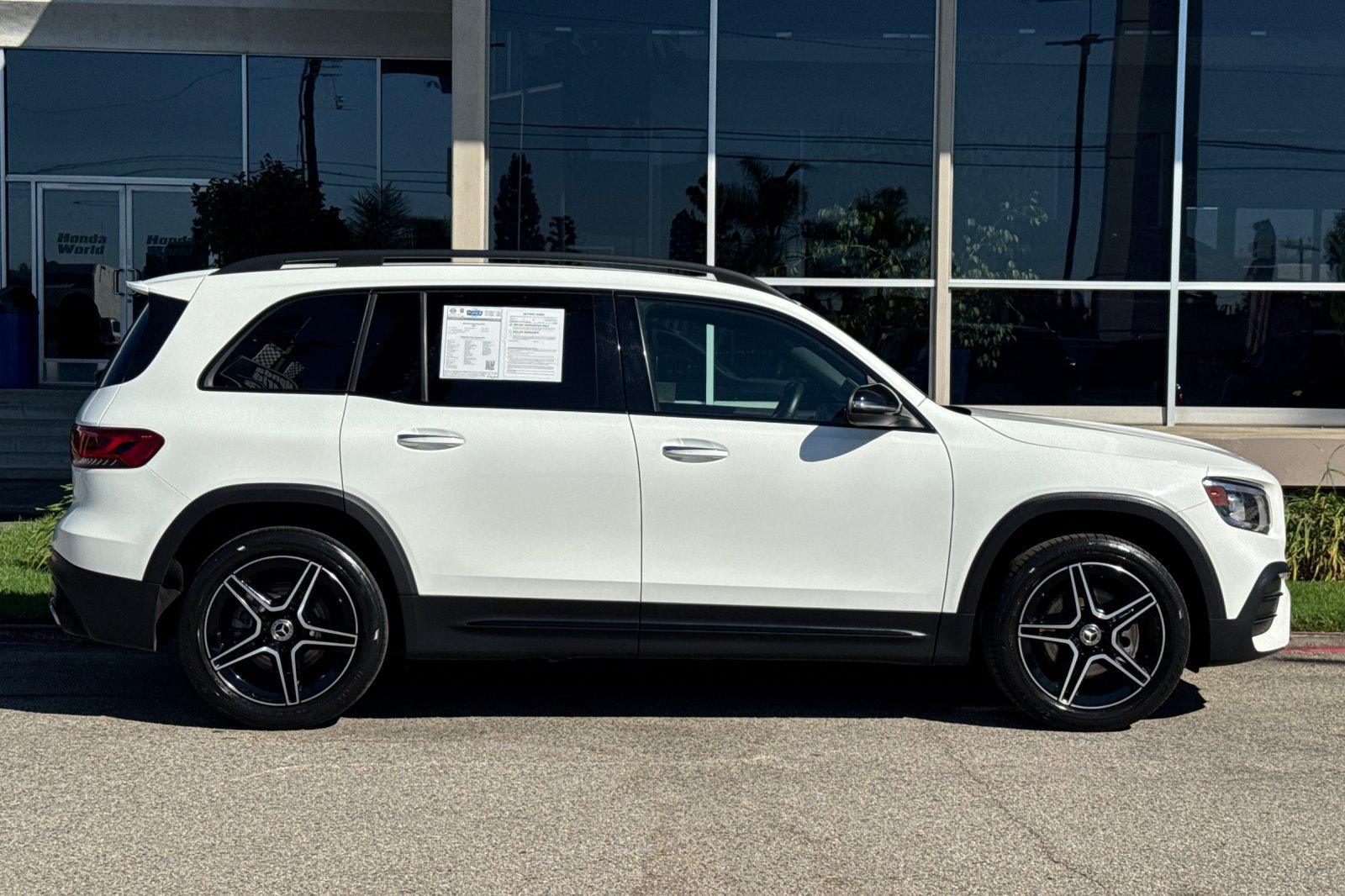 Used 2023 Mercedes-Benz GLB 250 image 3