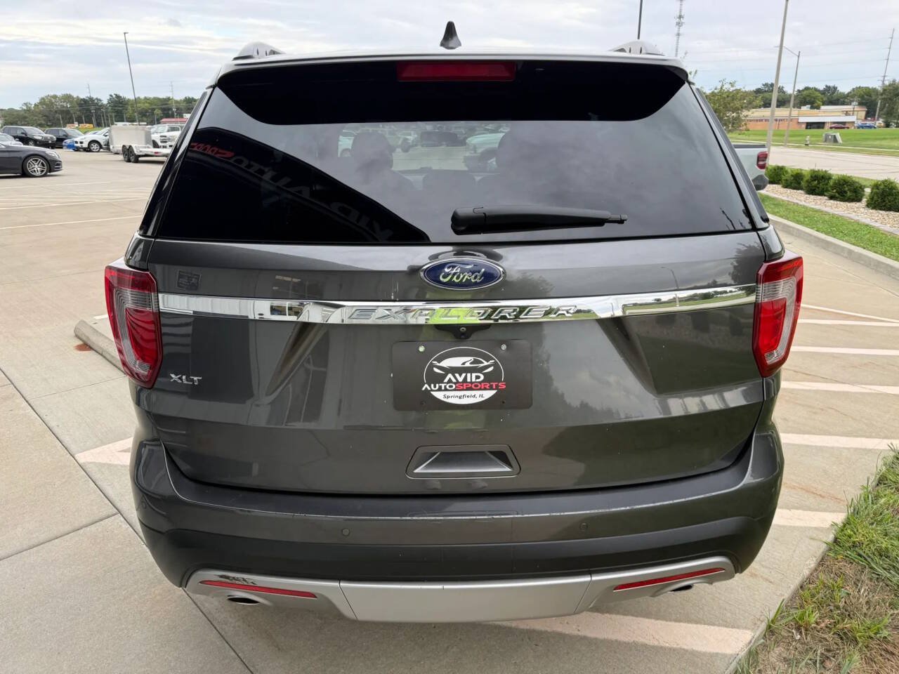 Used 2017 Ford Explorer XLT FWD image 7