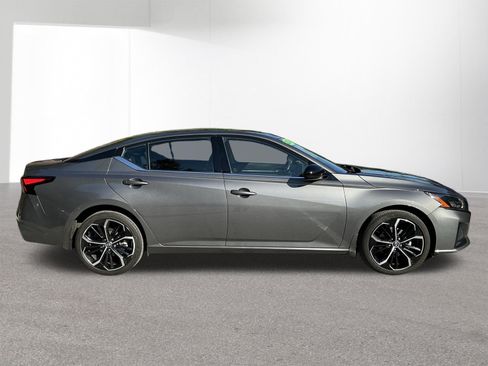 Used 2024 Nissan Altima 2.5 SR w/ SR Premium Package AWD/4WD image 2