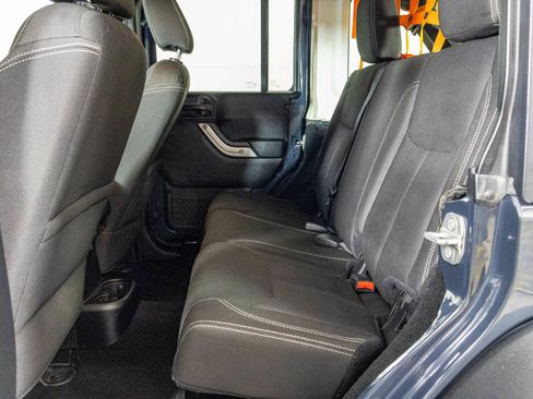 Used 2016 Jeep Wrangler Unlimited Rubicon w/ Connectivity Group image 34