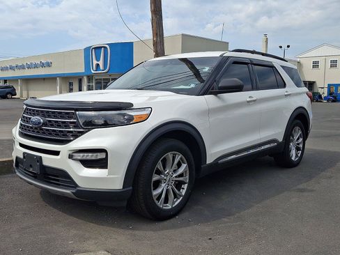 Used 2021 Ford Explorer XLT w/ Equipment Group 202A AWD/4WD image 3