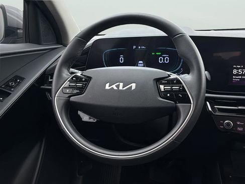 Certified 2025 Kia Niro EX FWD image 18