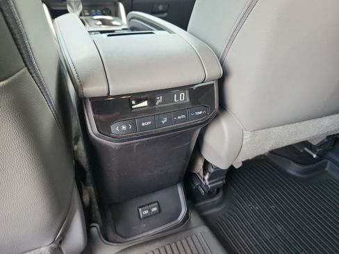 Used 2022 Toyota Highlander XLE AWD/4WD image 32