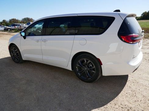 New 2026 Chrysler Pacifica Select image 6