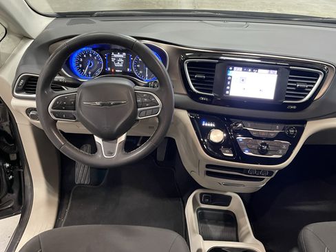 Used 2022 Chrysler Voyager LX FWD image 12