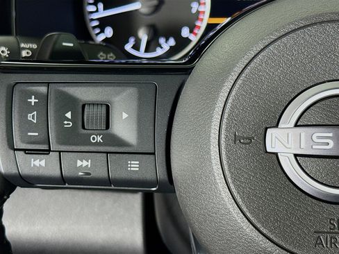 Used 2025 Nissan Pathfinder SL FWD image 13