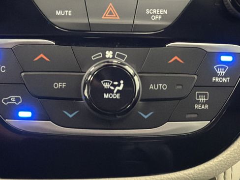 Used 2023 Chrysler Pacifica Limited w/ Uconnect Theater Family Group FWD image 18