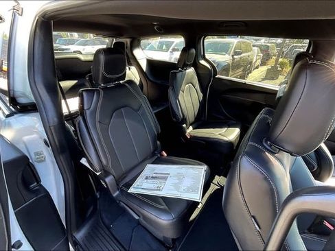 New 2026 Chrysler Pacifica Select image 23