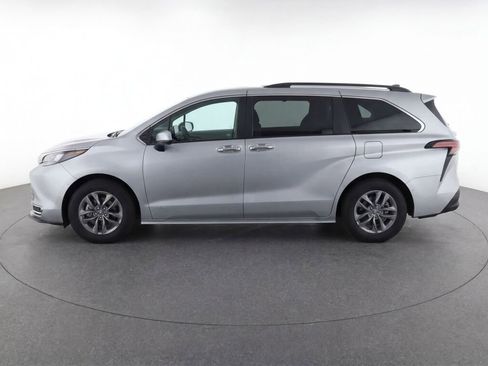 Used 2025 Toyota Sienna XLE FWD image 6