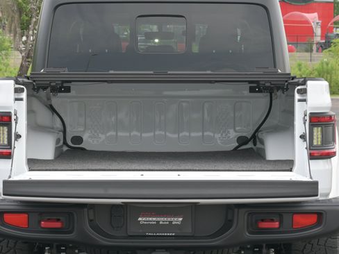 Used 2023 Jeep Gladiator Rubicon w/ Cold Weather Group AWD/4WD image 35