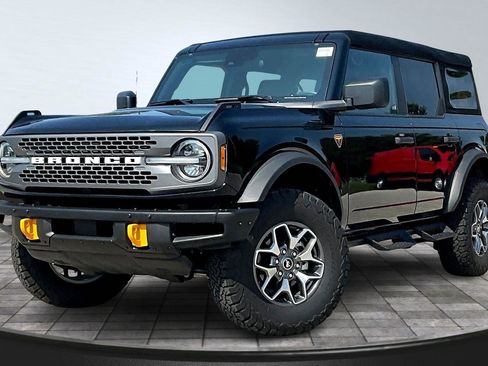 Used 2024 Ford Bronco Badlands image 2