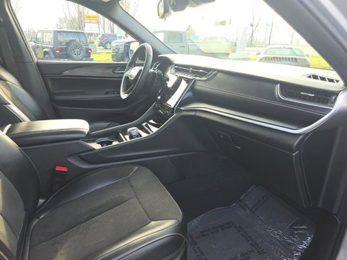 Used 2024 Jeep Grand Cherokee L Altitude image 9