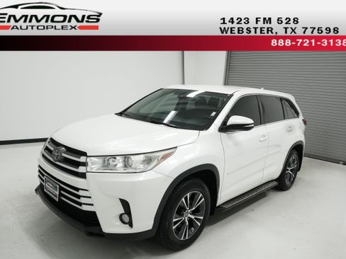 Used 2018 Toyota Highlander Plus FWD image 1