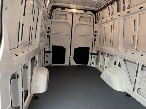 Used 2024 Mercedes-Benz Sprinter 2500 image 27