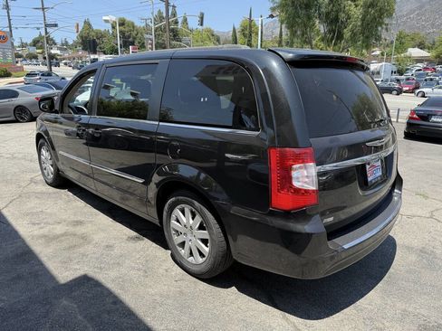 Used 2016 Chrysler Town & Country Touring image 5