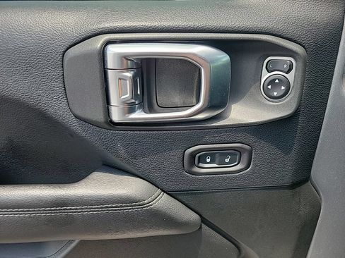 Used 2018 Jeep Wrangler Unlimited Sahara AWD/4WD image 14