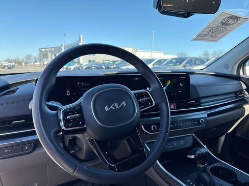 Used 2025 Kia Carnival image 11