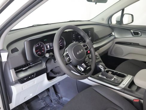 Used 2024 Kia Carnival LX FWD image 8