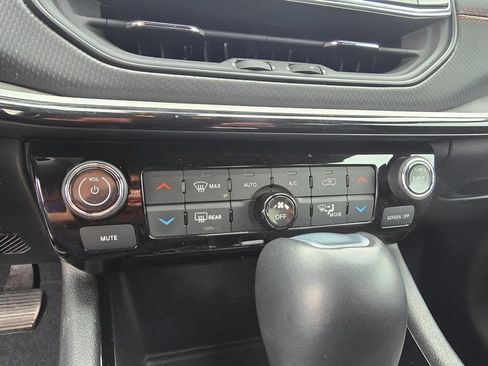 Used 2025 Jeep Compass Trailhawk image 16