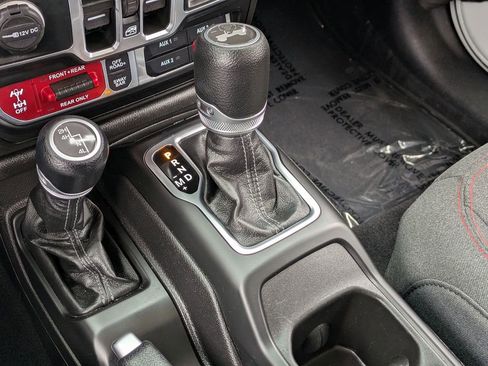Used 2025 Jeep Wrangler Unlimited Rubicon w/ Convenience Group AWD/4WD image 18