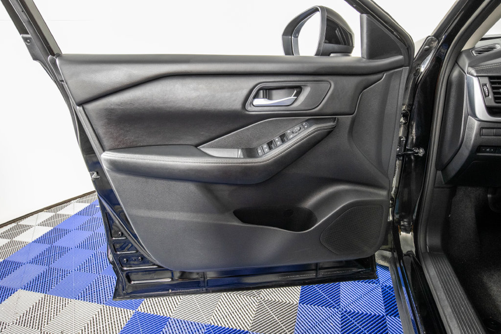 Used 2025 Nissan Rogue SV FWD image 14
