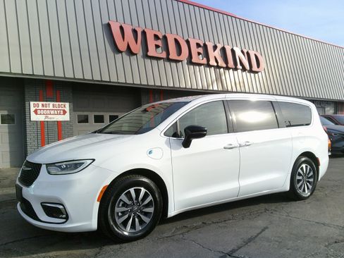 Used 2024 Chrysler Pacifica Select image 2