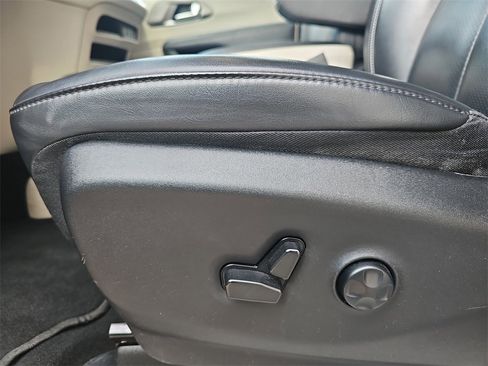 Used 2023 Chrysler Pacifica Touring-L image 27