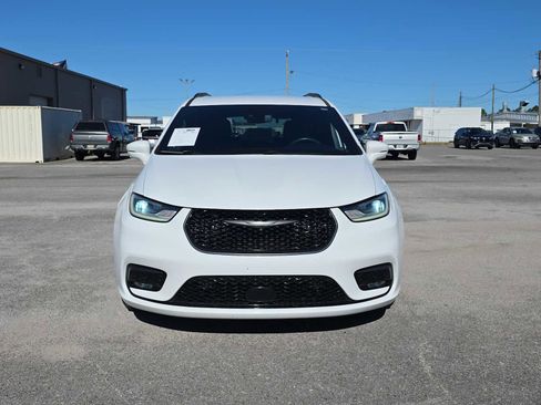 Used 2021 Chrysler Pacifica Limited w/ Uconnect Theater Family Group image 4