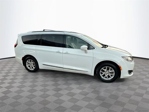 Used 2020 Chrysler Pacifica Touring-L image 5