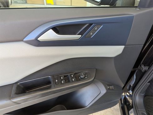 Certified 2022 Volkswagen Taos SE w/ Panoramic Sunroof Package image 19