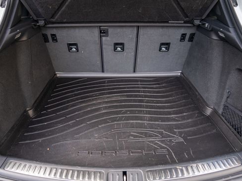 Used 2025 Porsche Macan image 27