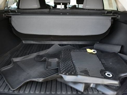 Used 2022 Toyota Venza LE image 29